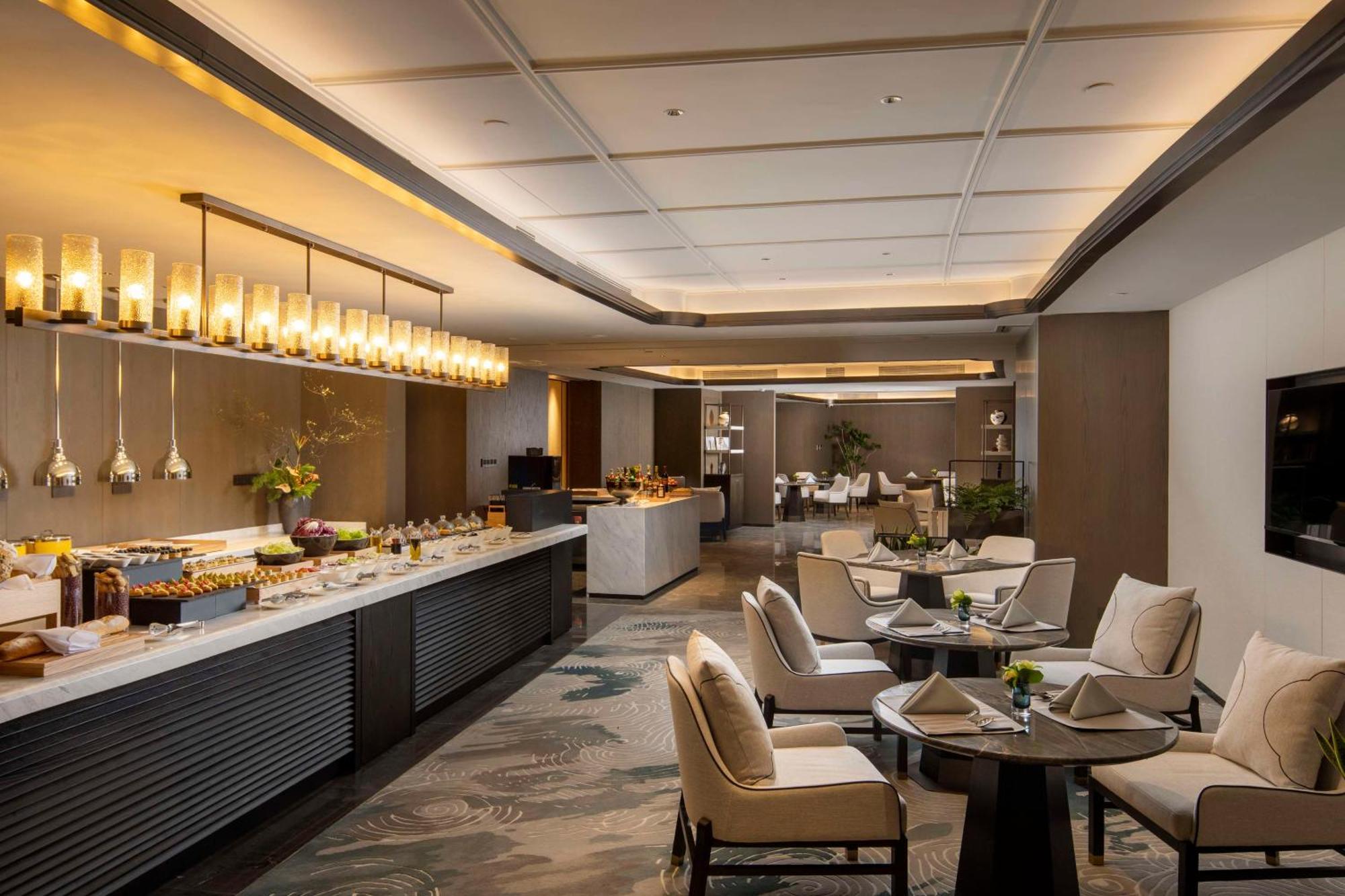 Yuexiu Hotel Guangzhou, Curio Collection By Hilton Екстериор снимка