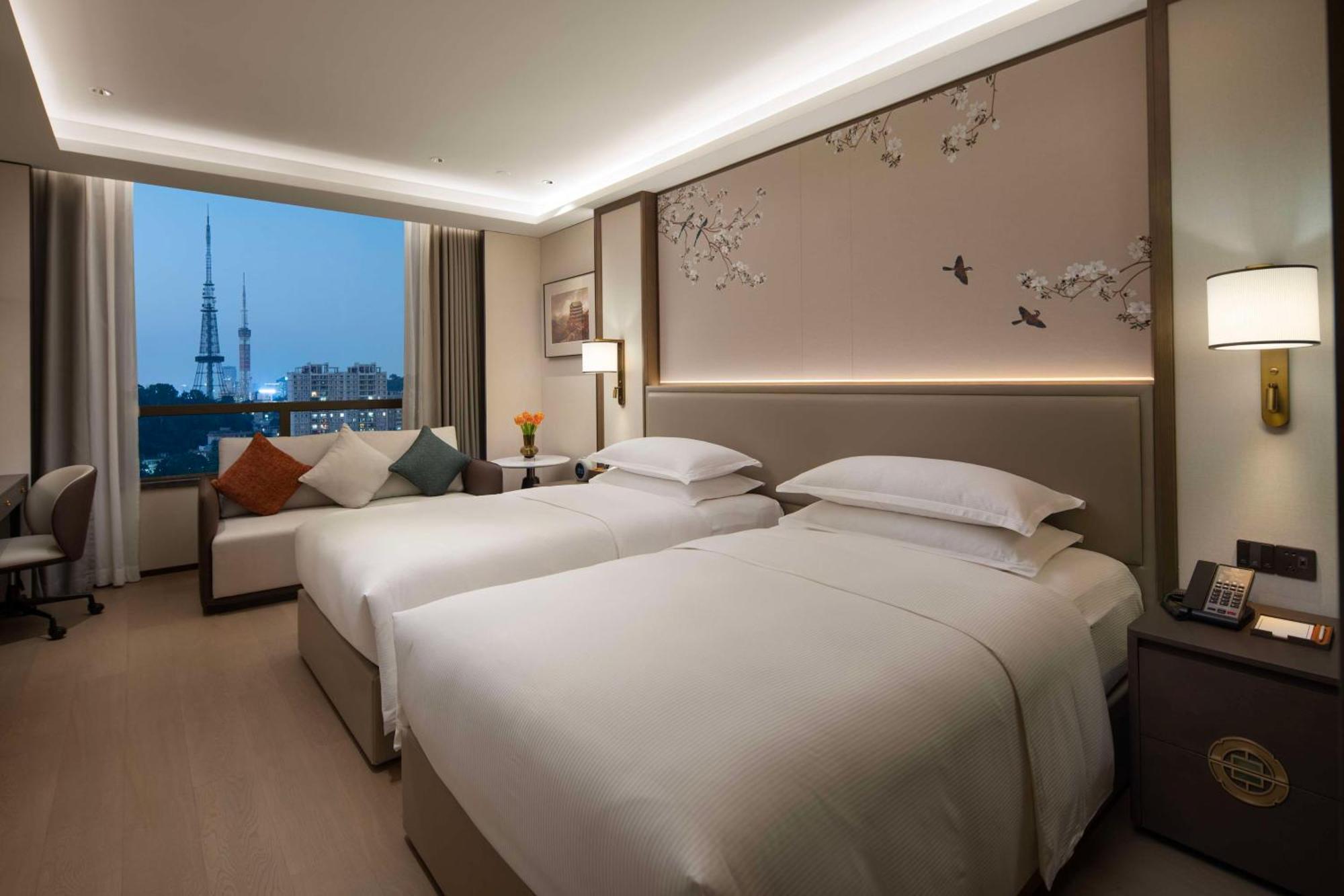 Yuexiu Hotel Guangzhou, Curio Collection By Hilton Екстериор снимка