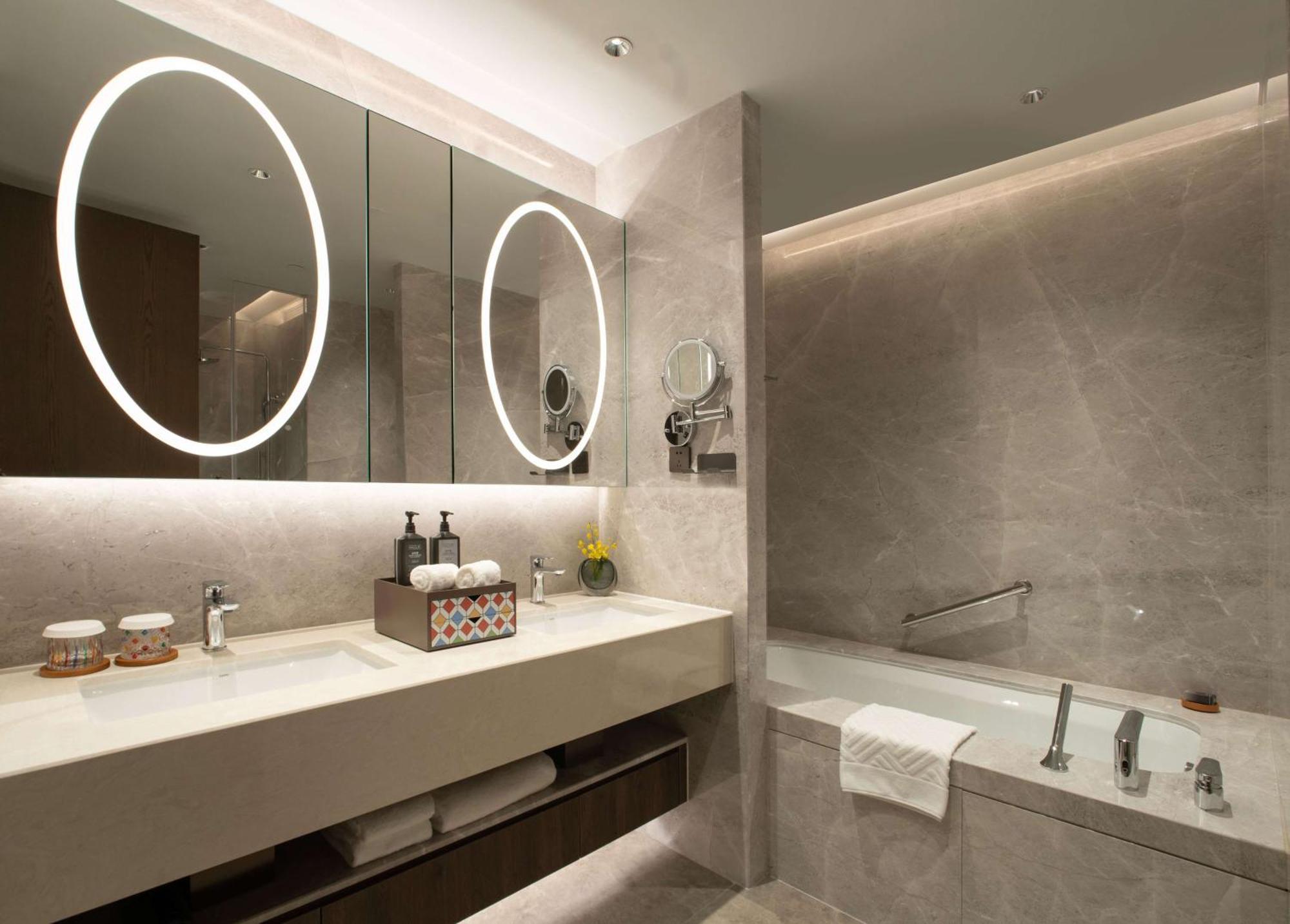 Yuexiu Hotel Guangzhou, Curio Collection By Hilton Екстериор снимка