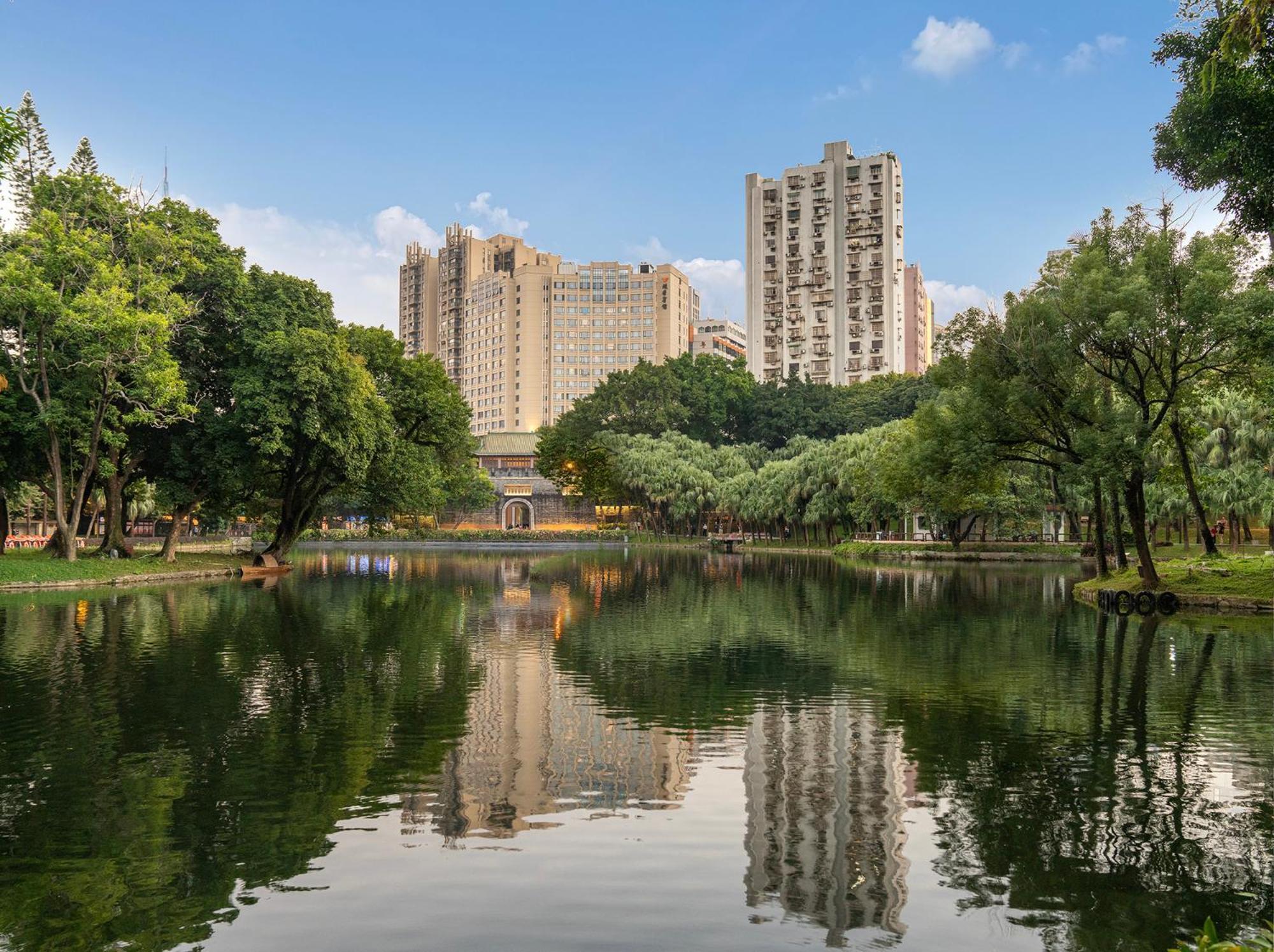 Yuexiu Hotel Guangzhou, Curio Collection By Hilton Екстериор снимка