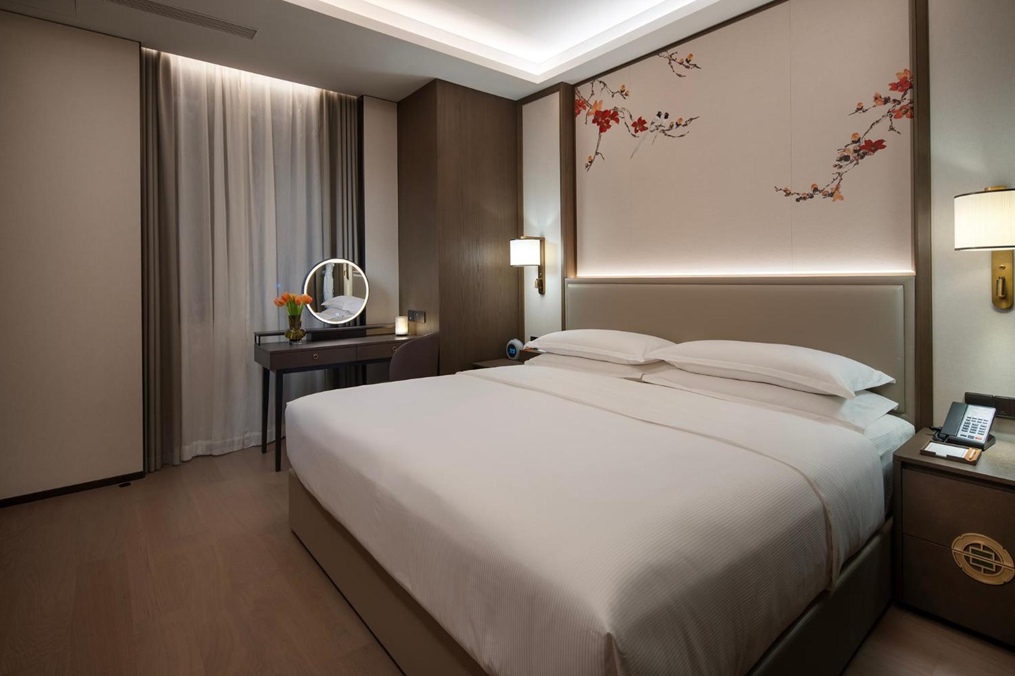 Yuexiu Hotel Guangzhou, Curio Collection By Hilton Екстериор снимка