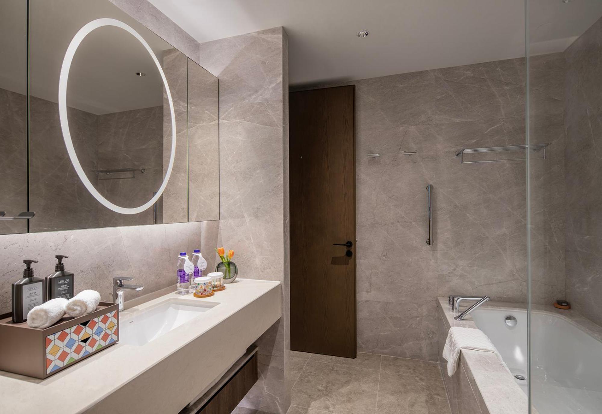 Yuexiu Hotel Guangzhou, Curio Collection By Hilton Екстериор снимка