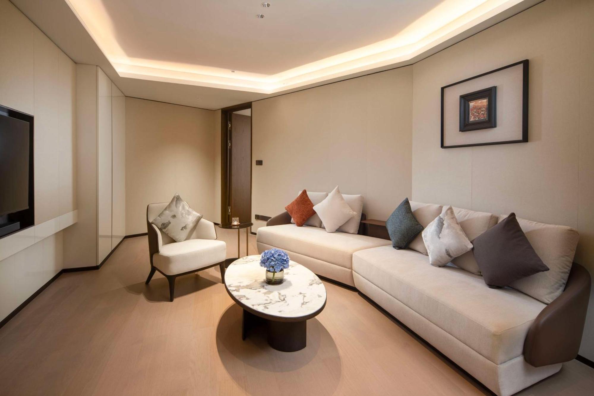 Yuexiu Hotel Guangzhou, Curio Collection By Hilton Екстериор снимка