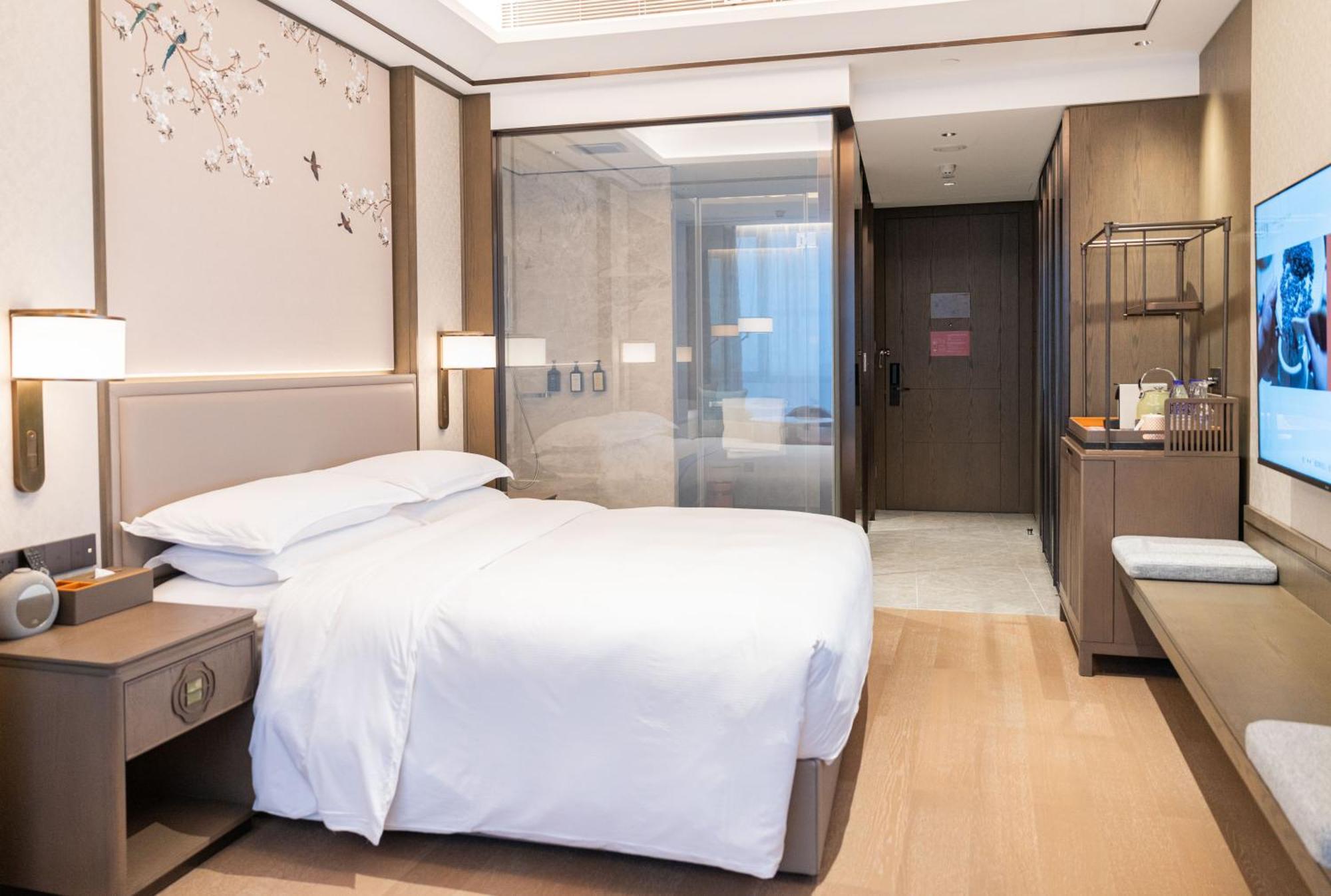 Yuexiu Hotel Guangzhou, Curio Collection By Hilton Екстериор снимка