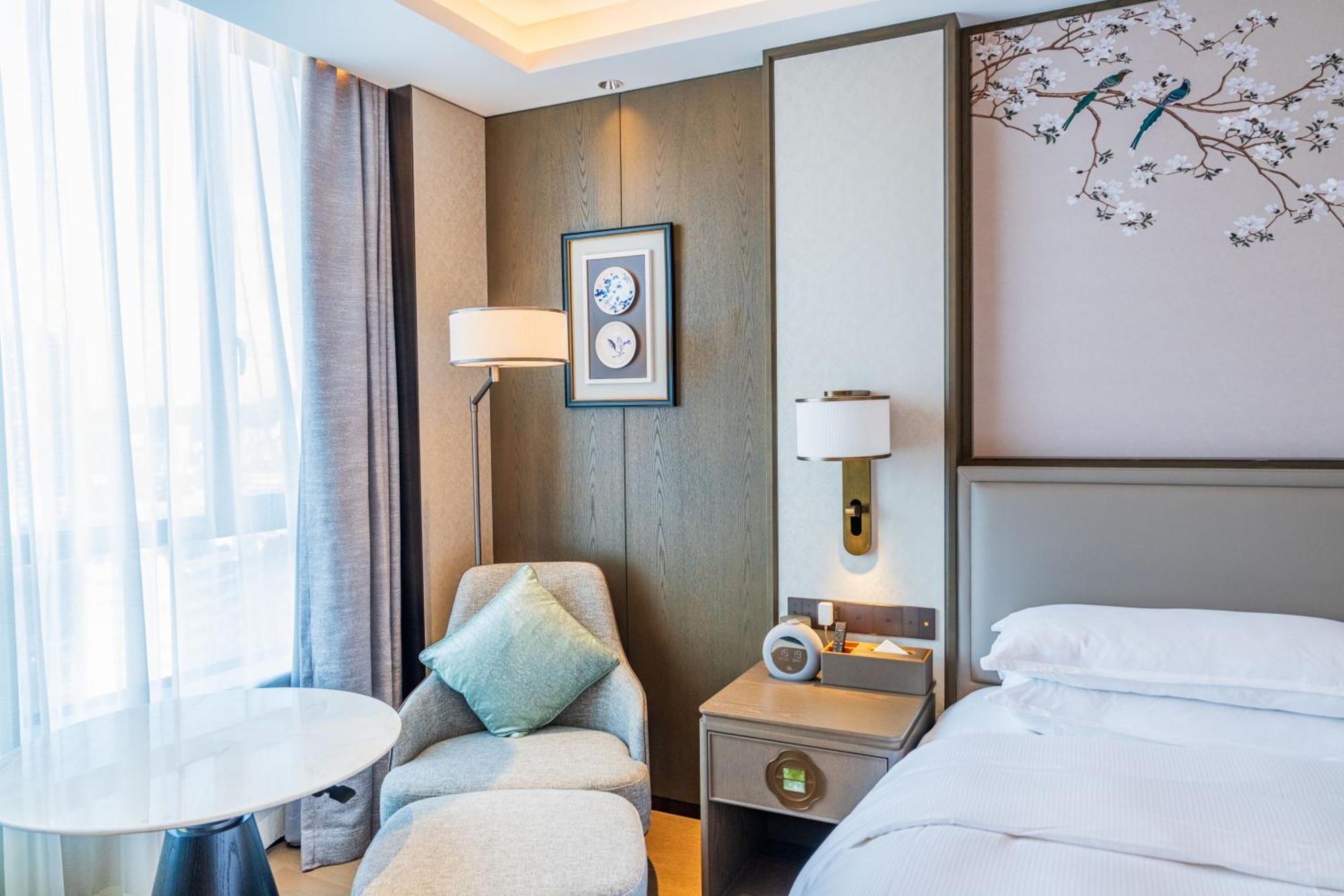 Yuexiu Hotel Guangzhou, Curio Collection By Hilton Екстериор снимка