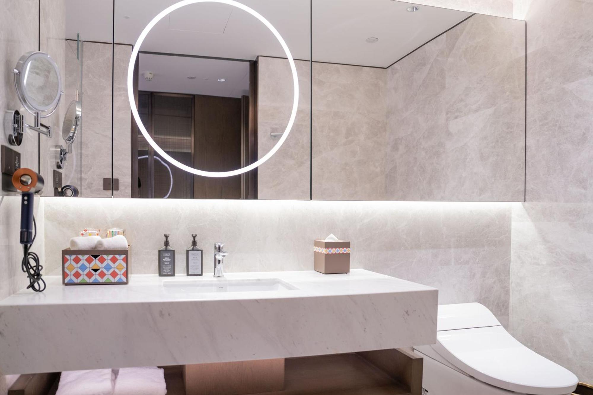Yuexiu Hotel Guangzhou, Curio Collection By Hilton Екстериор снимка