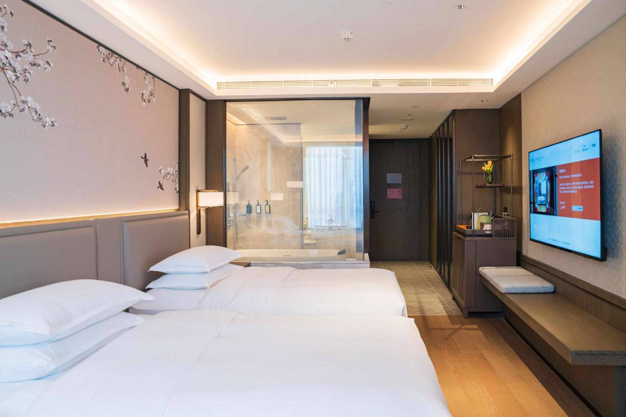 Yuexiu Hotel Guangzhou, Curio Collection By Hilton Екстериор снимка