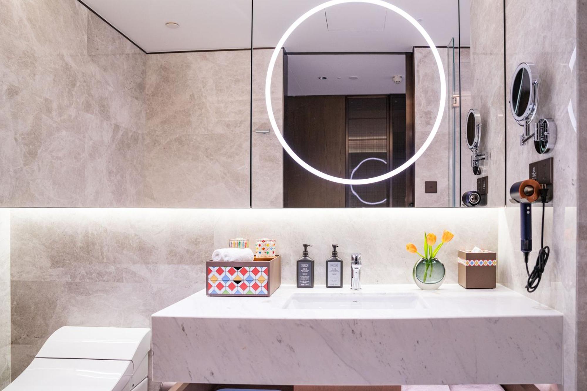 Yuexiu Hotel Guangzhou, Curio Collection By Hilton Екстериор снимка