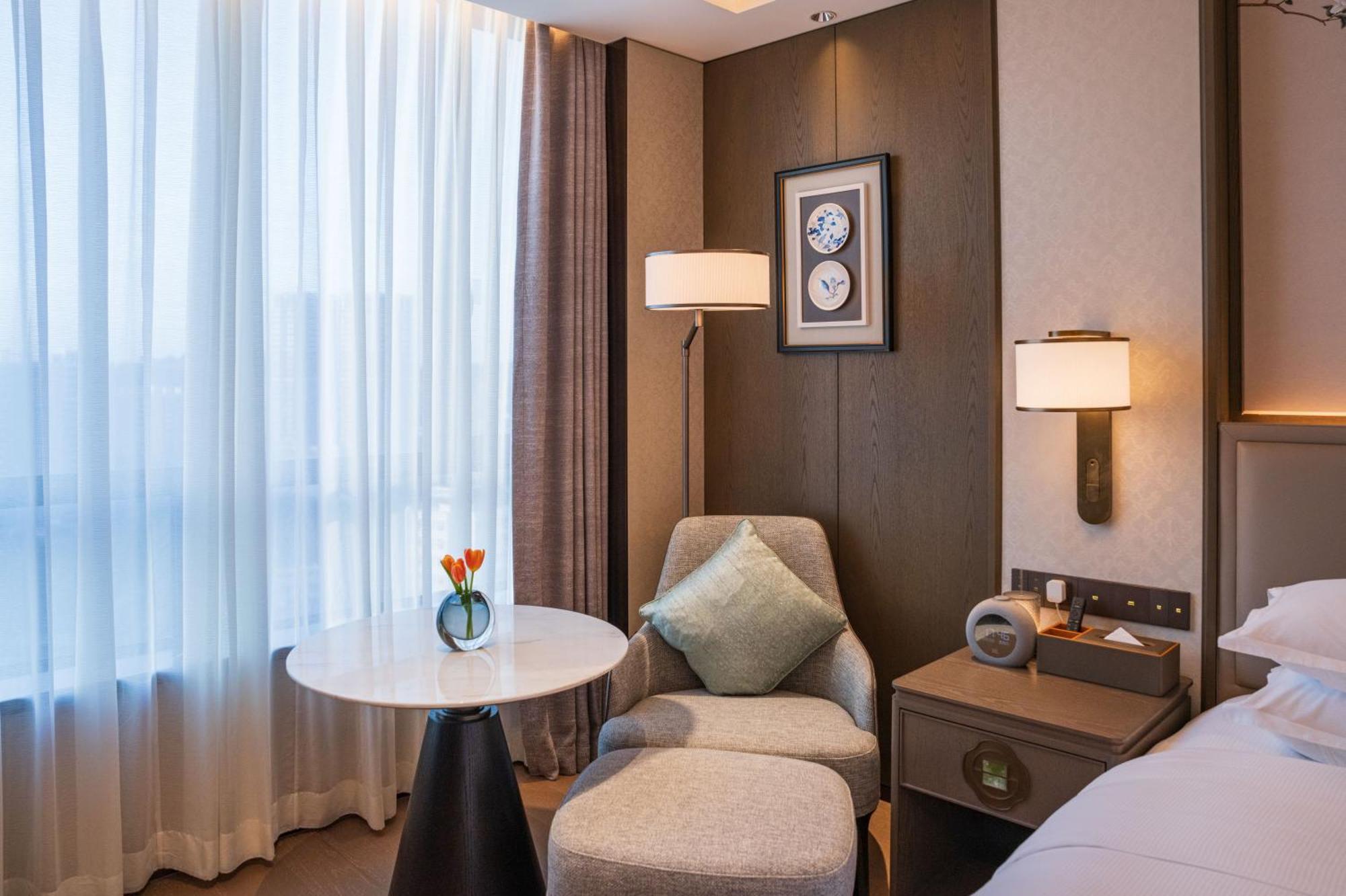 Yuexiu Hotel Guangzhou, Curio Collection By Hilton Екстериор снимка