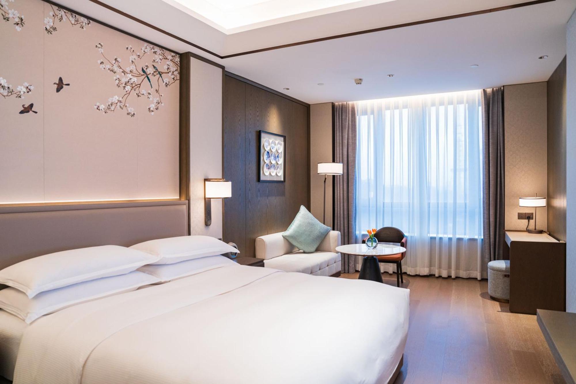 Yuexiu Hotel Guangzhou, Curio Collection By Hilton Екстериор снимка